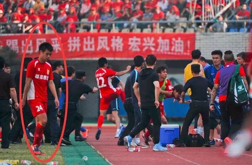 他退役6年后重返中超，面对*力暴**他一个转身触动全国球迷