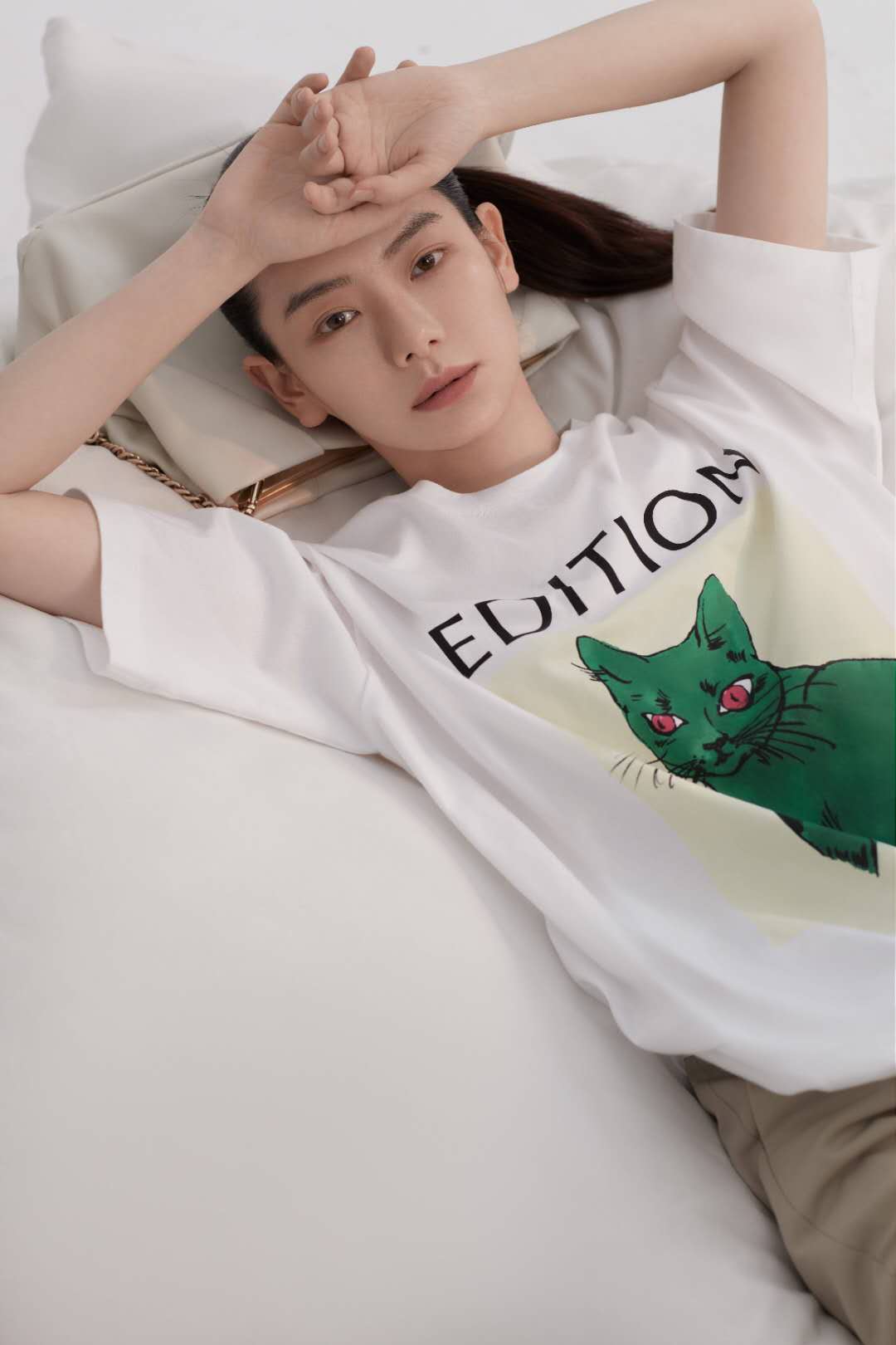 戚薇真敢把自己秀出来，穿大裤衩配西装，不看身材还以为是男的