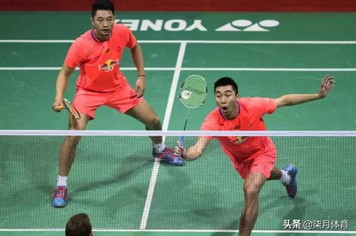 如何提高打羽毛球接球的反应速度,如何快速提高羽毛球全场步伐