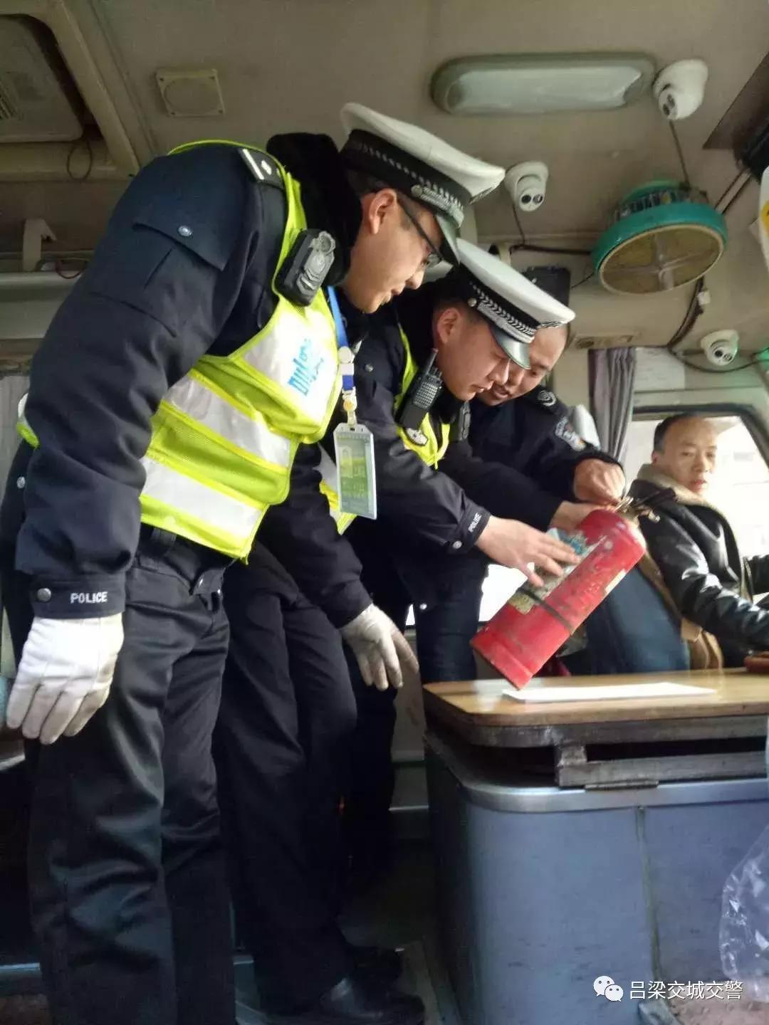 交警大队圆满完成春节安保,县公安局交警大队五一假期保畅通