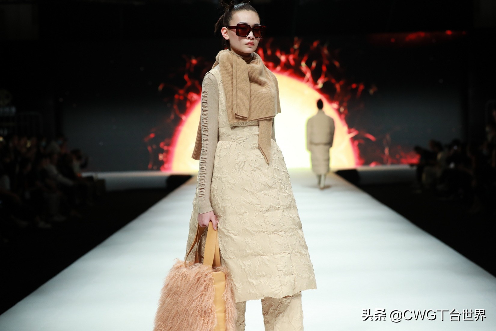 亦帛时尚羽绒服是品牌吗,亦帛时尚2021冬羽绒服发布会