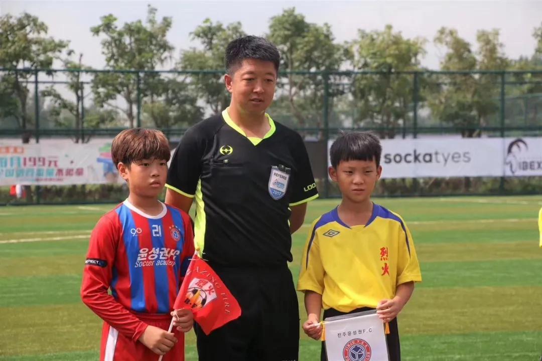 特写｜这么水平高、英语溜、培训强的裁判上哪儿找？