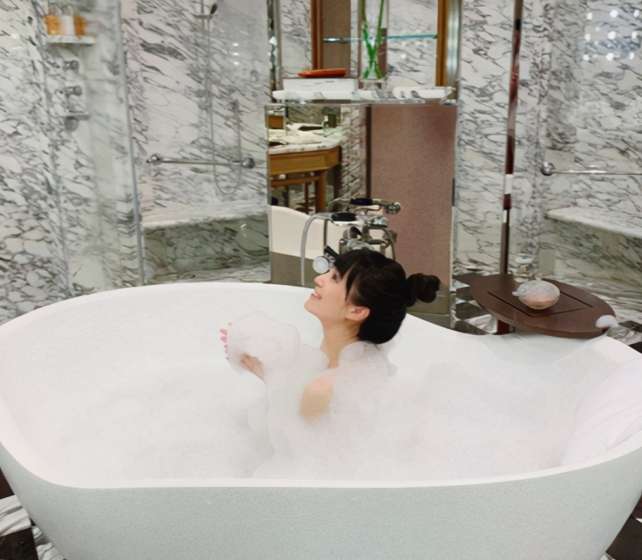 发际线掉发是什么原因造成的女性,发际线后移脱发的原因和治疗方法