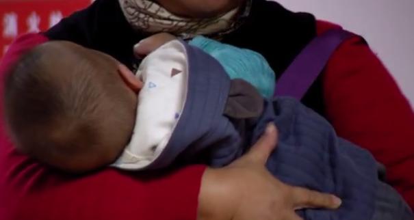 新生儿假性乳房发育,新生儿乳房发育是什么症状