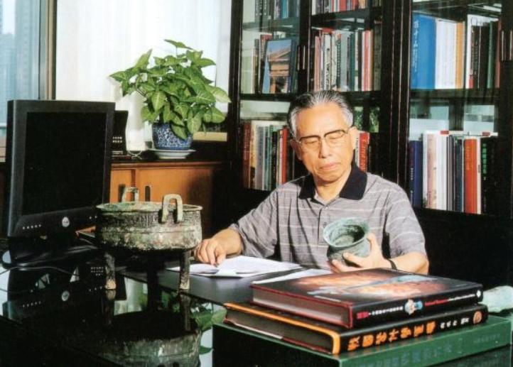 老农捡到古董宝剑竟然价值800w,专家文物低价买进高价卖出