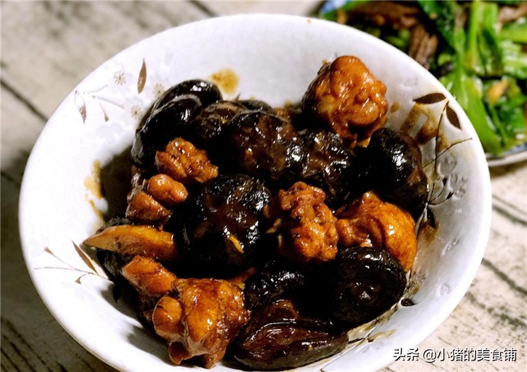 红烧鸡块简单的家常小炒鲜香下饭,红烧鸡块炖土豆加香菇