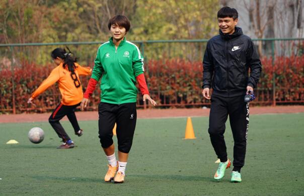 足球运动员王霜签名,女足亚洲杯王霜讲话