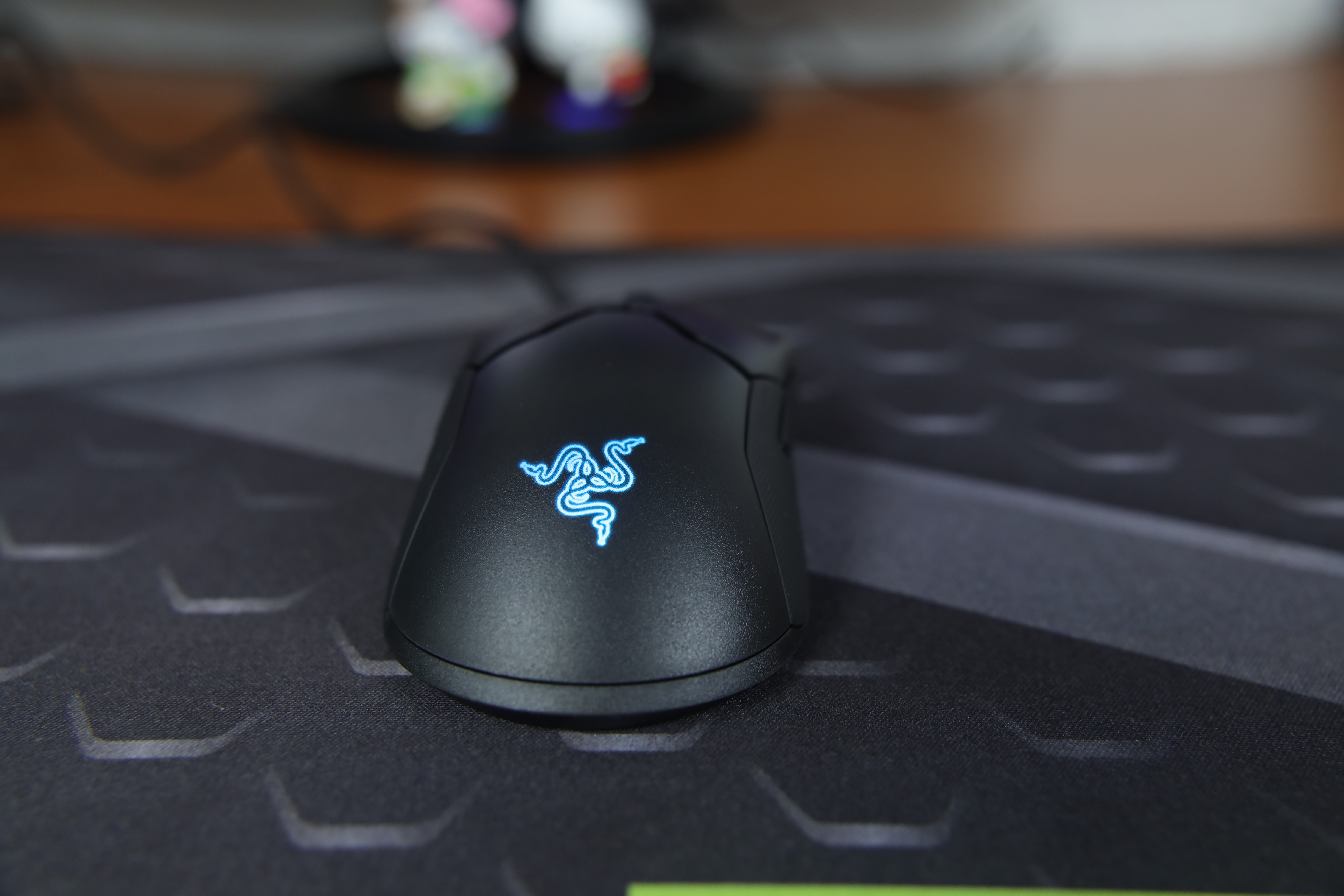 光学鼠标微动,雷蛇曼巴眼镜蛇无线版鼠标16000