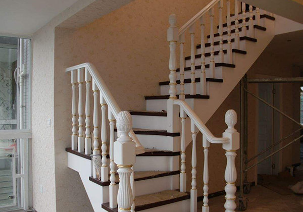 「拜斯达装饰」复式楼梯该摆放在哪个方位合适？