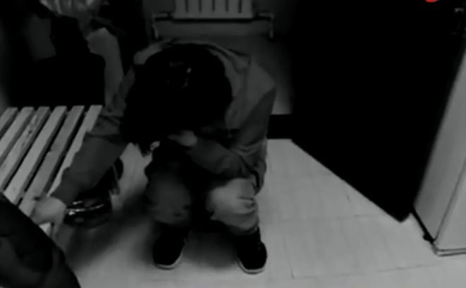 女子身戴24斤黄金被海关查获,女子把两斤黄金藏体内