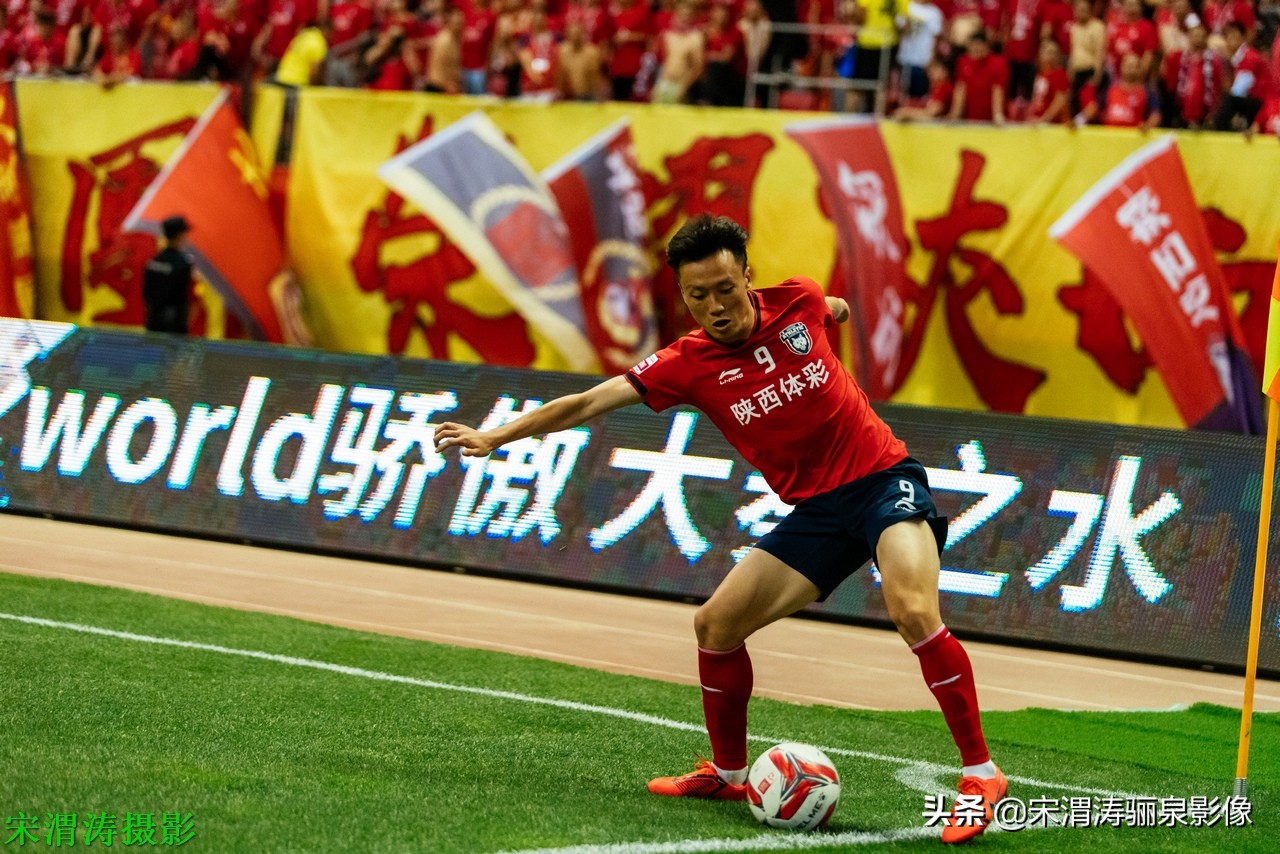 他有意识，脚下的控球和突破技术，任意球出色，左脚打门力量奇大