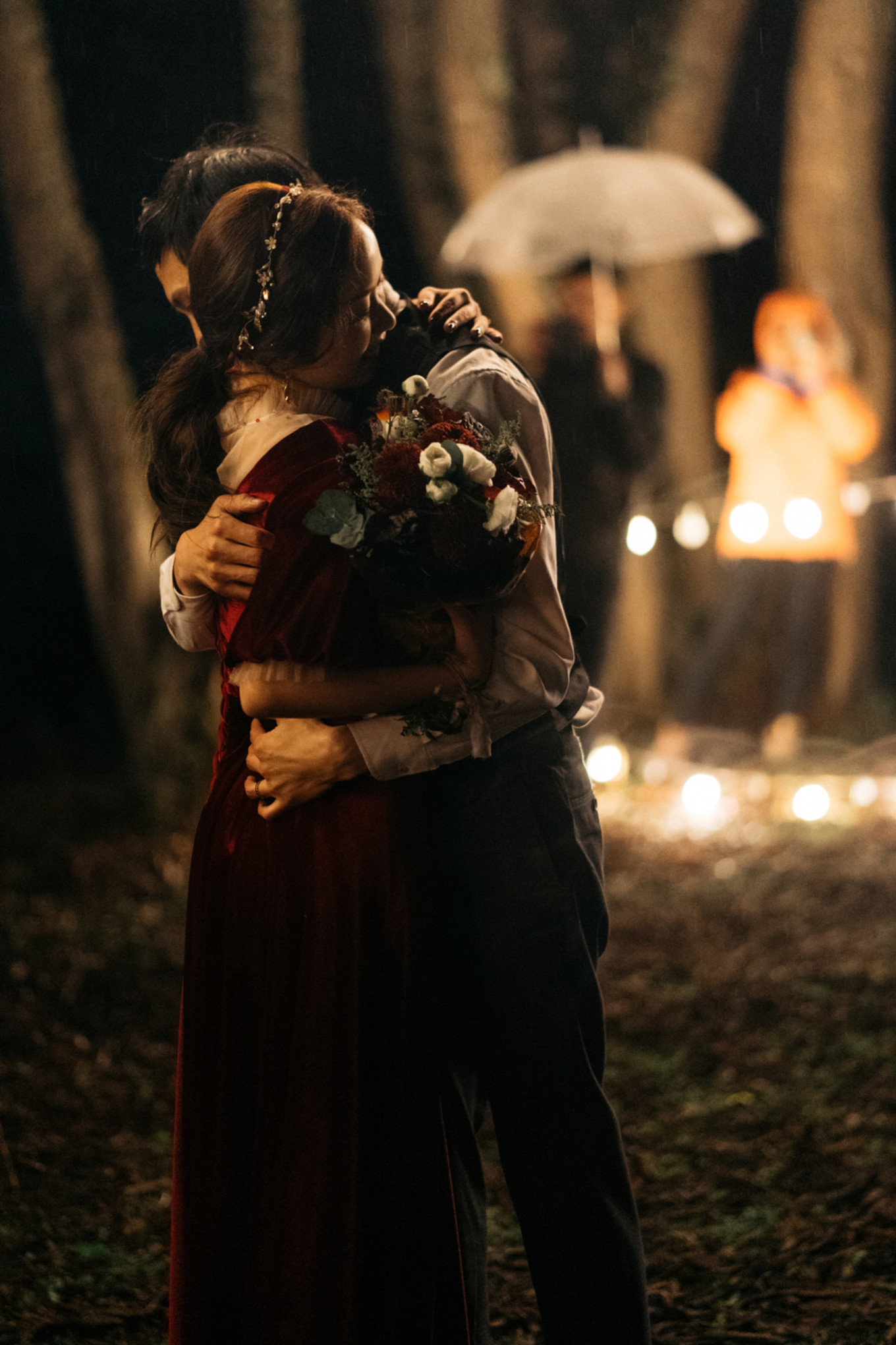 我们带上婚纱，去与世隔绝的山中办了一场绝世婚礼