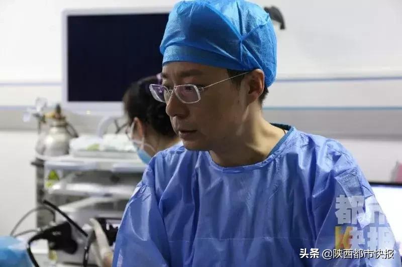 西安一女孩吃头发,86岁女童胃里取出2斤头发