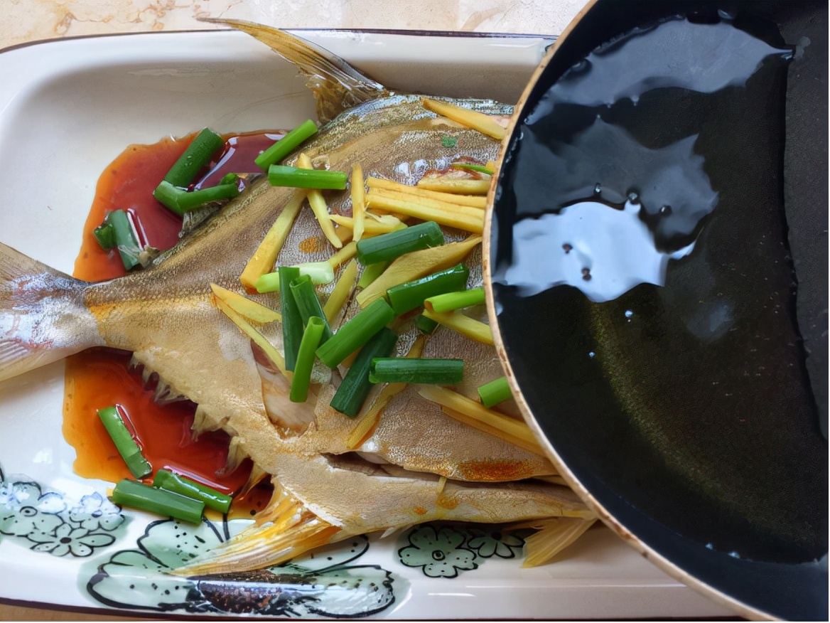 鲳鱼的处理方法清蒸鲳鱼,鲳鱼怎么吃有营养