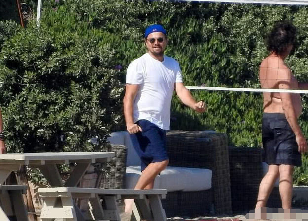 小李子胖出肚腩,小李子打高尔夫球