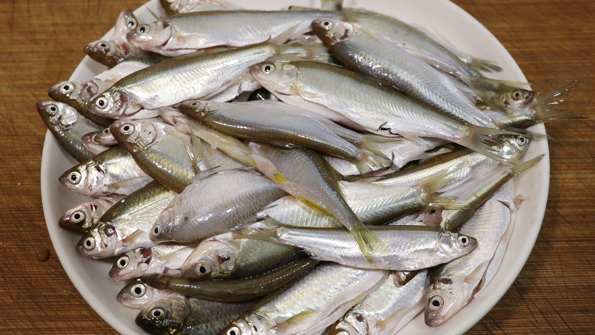 香酥小河鱼的摆摊做法,怎样煎小河鱼又酥又香