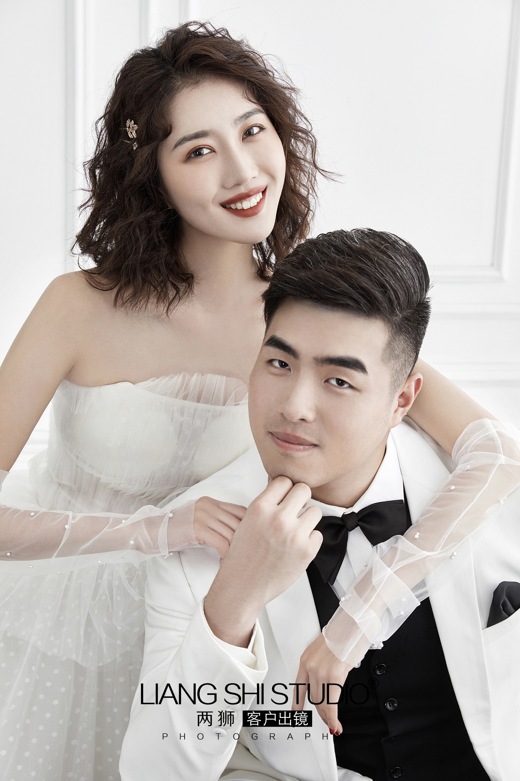 韩式极简内景婚纱照文案,鱼尾裙韩式内景婚纱照