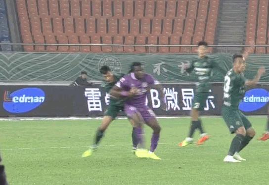 争议红牌！中甲外援肘击犯规被罚下怒飙脏话直接回到更衣室