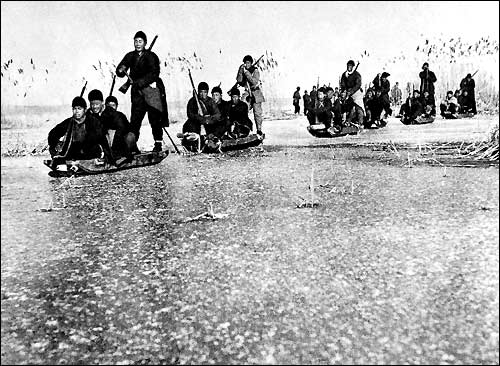 大寒节气习俗冰嬉,数九寒冬冰上跑