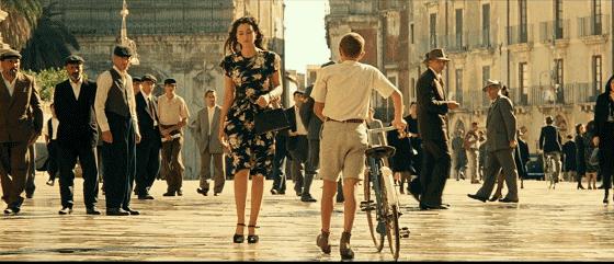 拥有让世人惊艳的美貌,和性感无比的曼妙身材!不愧是国宝级女神