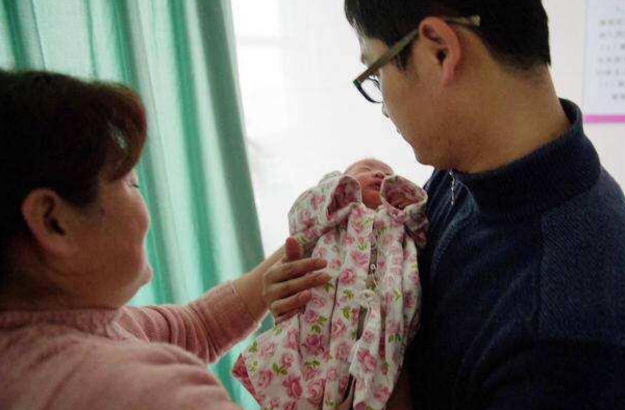 婴儿出生证打错了怎么办,医院把孩子出生证明的名字打错了