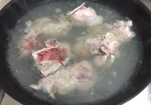 电压力锅大骨汤怎样熬才汤白,熬大骨汤放盐吗