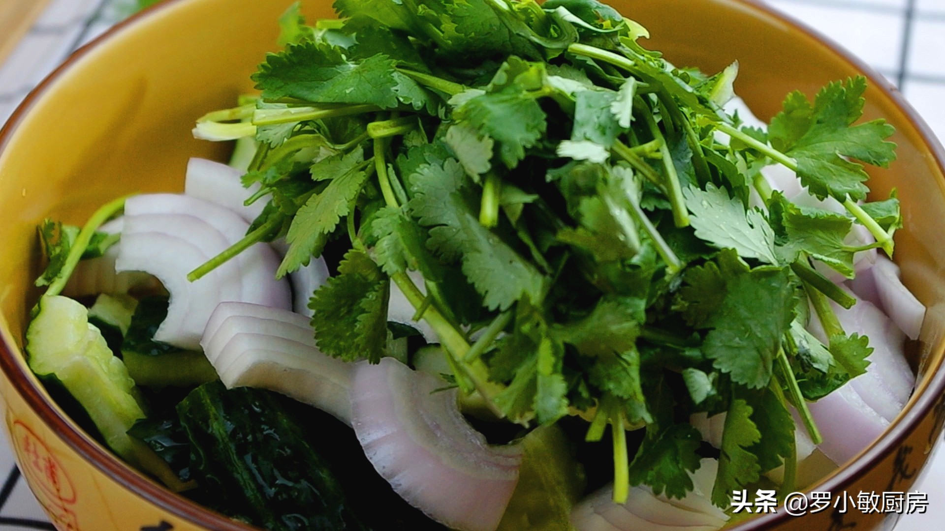 用黄瓜做清爽美味的美食,过年黄瓜怎么做好看又好吃