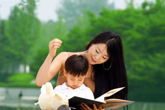 地铁上姐弟俩的坐姿惹争议,姐弟俩地铁坐姿视频