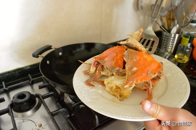 葱姜炒螃蟹虾的家常做法,炒葱姜螃蟹的家常做法