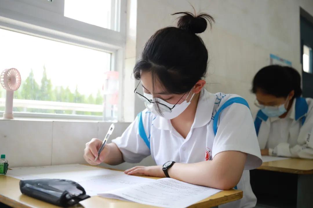 十堰市民感人视频,十堰市东风高中视频