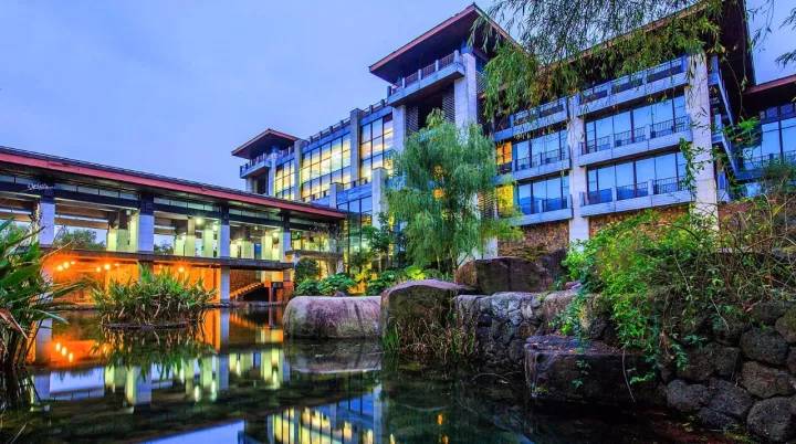 冷冷冬日泡着暖暖的温泉,阴冷潮湿的天气里泡个温泉