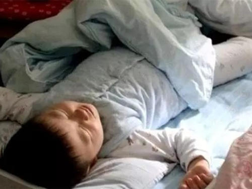 五个月宝宝不会翻身是因为缺钙吗,宝宝睡觉爱趴着是怎么纠正