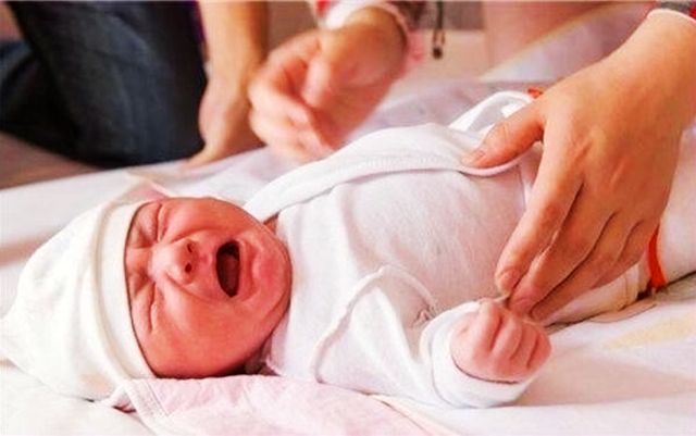 婴儿拍嗝的正确姿势拍多久,婴儿拍嗝正确拍应该什么样