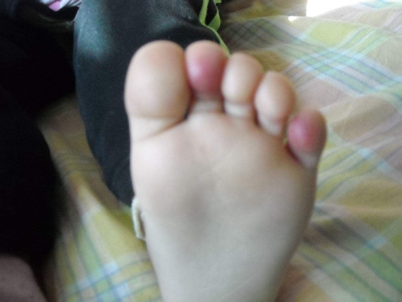 二拇脚趾长的人是不孝顺娘吗,脚拇指长的是孝顺还是不孝顺