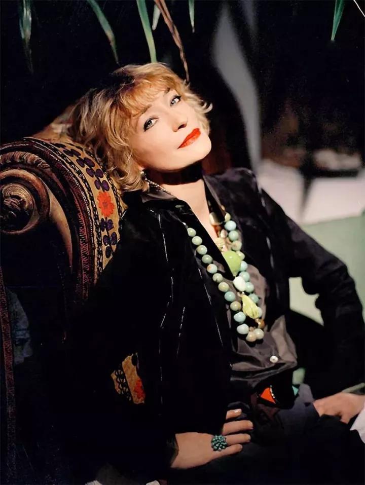 优雅与激情的化身，这个混迹巴黎40年的混血女人真致命