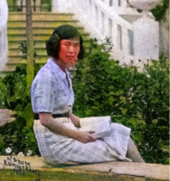 79年，*子珍贺**坐车路过*安门天**，看到毛主席挂像时直起身：开得慢点