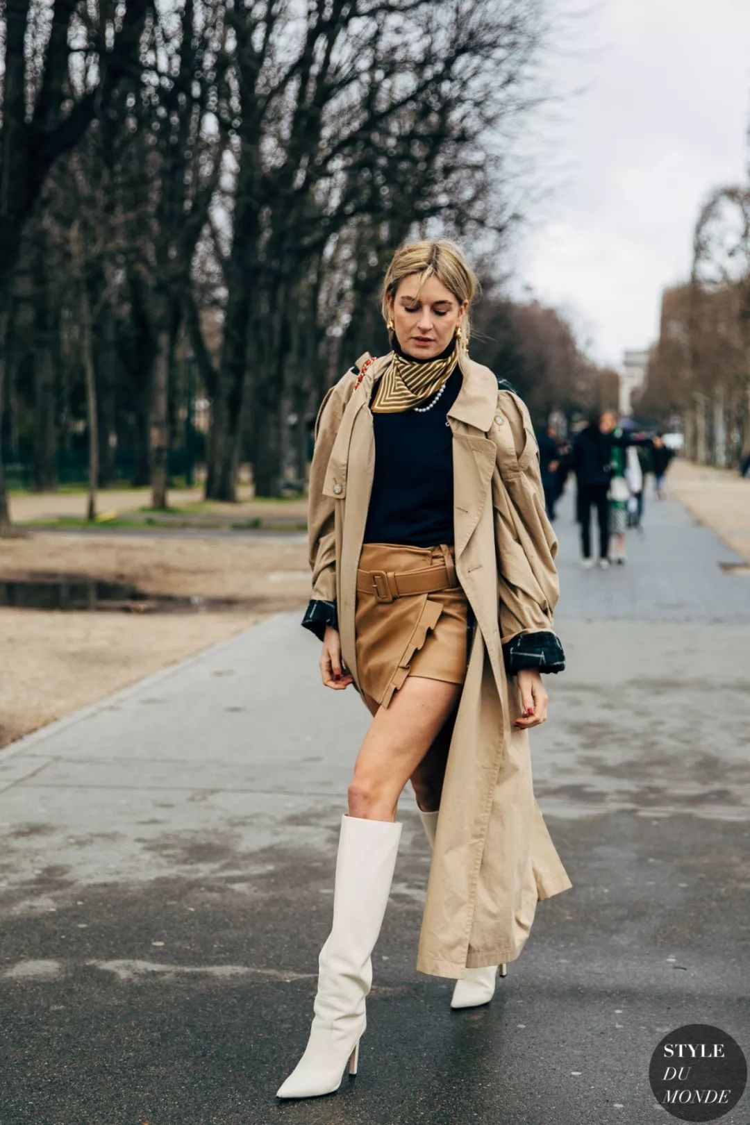 搭靴子穿的裙子秋冬款,裙子靴子秋冬搭配图