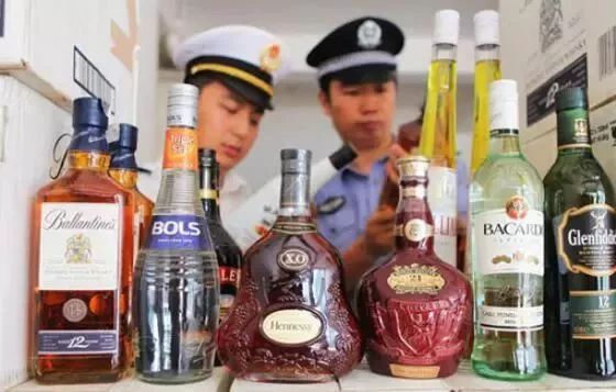 机场行李被海关监管,上飞机行李箱必须要有海关锁吗