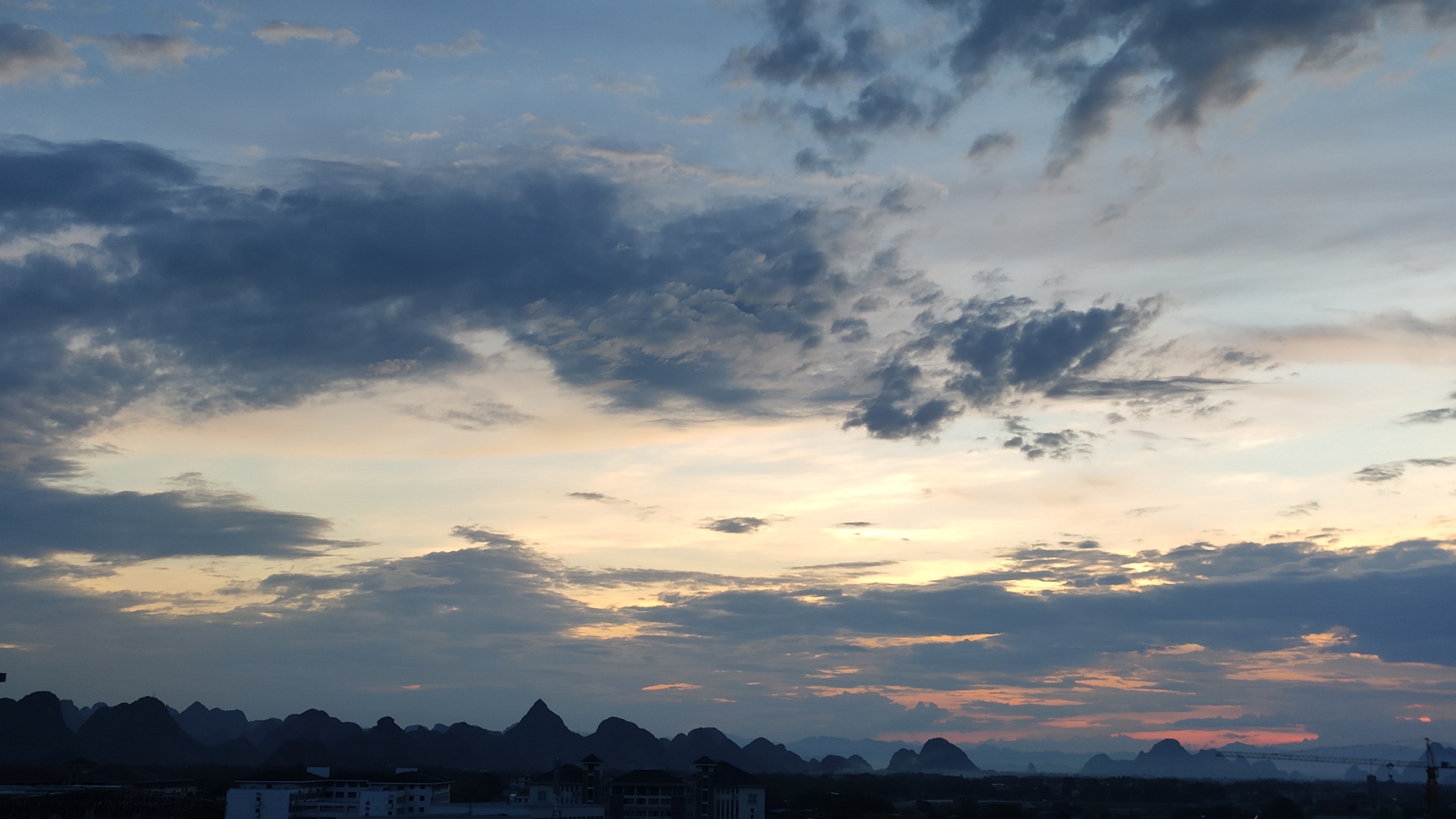 文豪鲁迅曾说：读死书是害己，一开口就害人，但不读书也并不见好