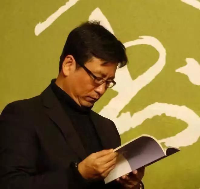 白岩松谈论啃老事件视频,央视名嘴白岩松近况