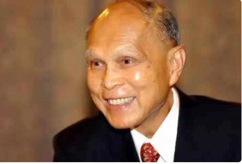 霍英东顶风“*私走**”，周恩来赞他患难之交，何鸿燊称其“不要命”