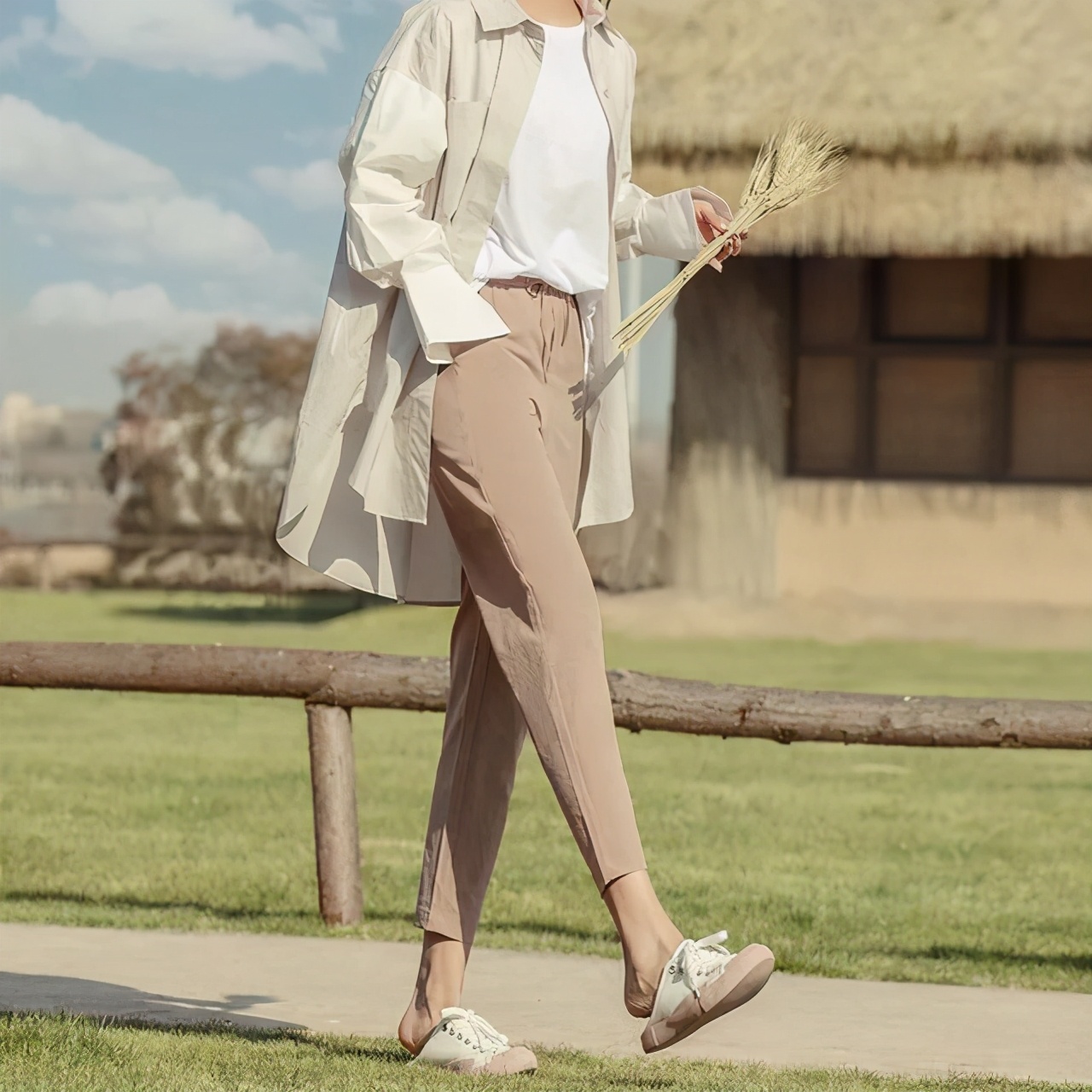 白色修身显瘦冬季裤子穿搭,冬季又显瘦又百搭的女士裤子