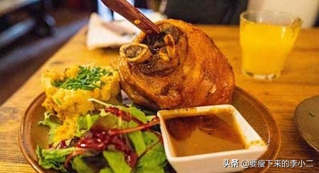 捷克网红餐厅，中国游客头顶着屋顶吃饭，生意依旧火爆