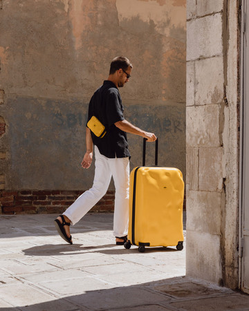 怕行李箱碰坏先砸烂是正解！CrashBaggage登台透明款一看就爱上