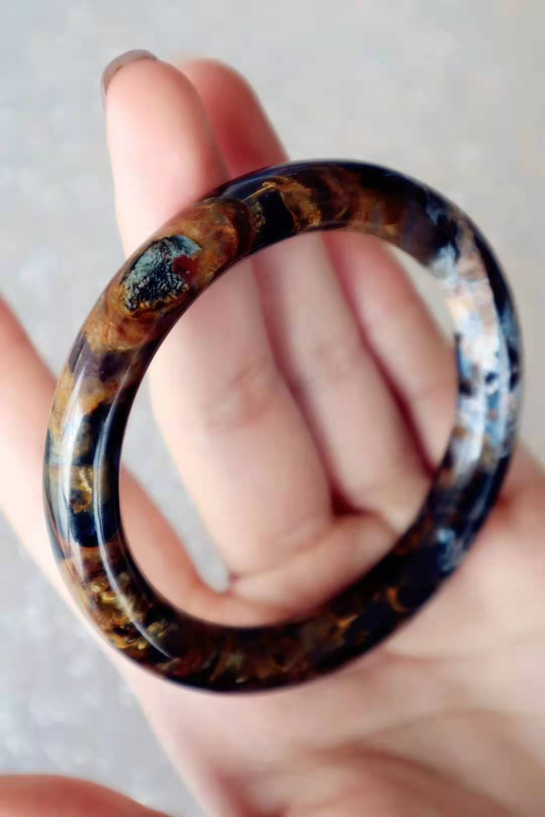 白底青手镯适合多大年纪戴,碧玉手镯适合多大年纪戴