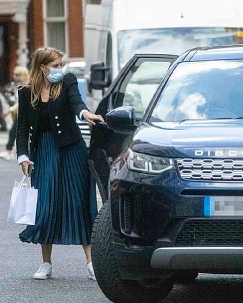 碧翠丝公主外出购物衣品见长,黑西装很有型,借百褶裙巧妙遮孕肚