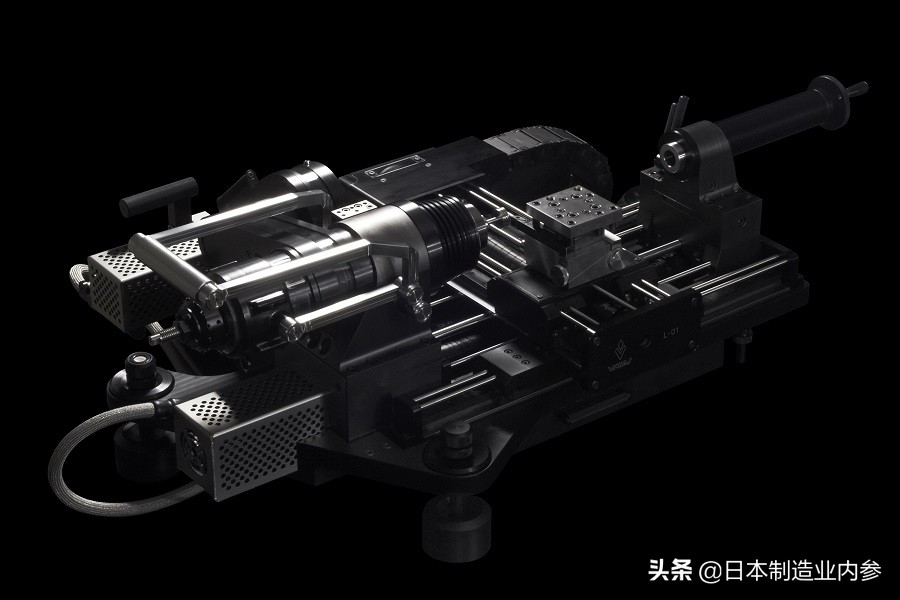 日本一家街道小厂，给聪明能干的技术理工男，提供了一个车库内的终极玩具：微型数控机床