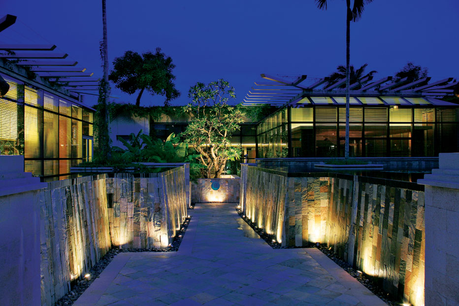 三亚希尔顿酒店多少钱一晚,三亚六月适合旅游度假吗