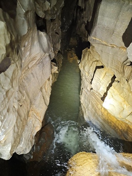 16岁留美高中生回国科考，变身“老鼠人”下悬崖探8000米洞穴