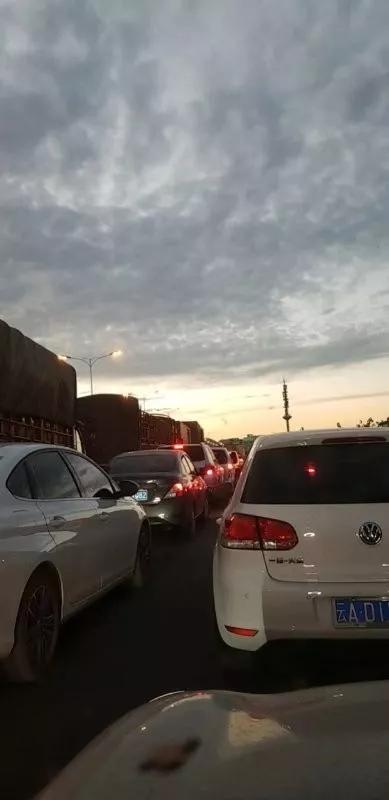 堵车堵在昆明北京路上视频,堵高速堵了一晚上